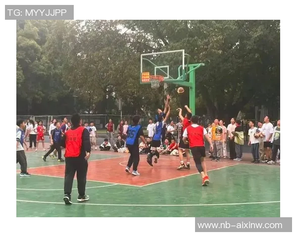 打篮球的男生背影展现青春活力与梦想追逐的动人瞬间
